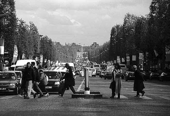 Paris photos in black and white - Champs Elysées