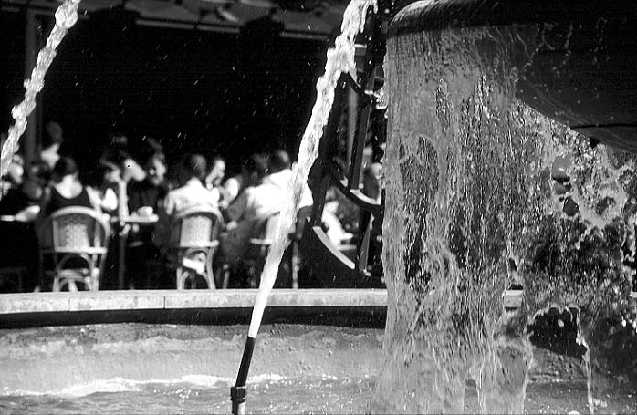 Paris photos in black and white - Café and Fountain