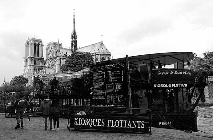 Paris photos in black and white - Kiosque Flottant