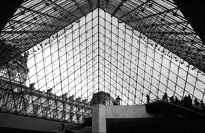 Paris photos in black and white - Pyramide du Louvre
