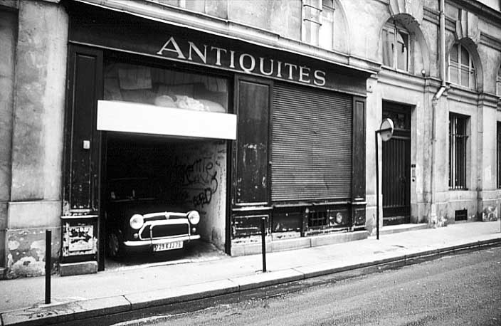 Paris photos in black and white - Antique Shop and Garage