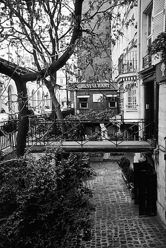 Paris photos in black and white - Odéon - Courtyard