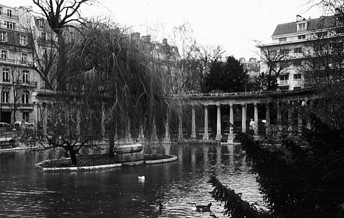 Paris photos in black and white - Parc Monceau