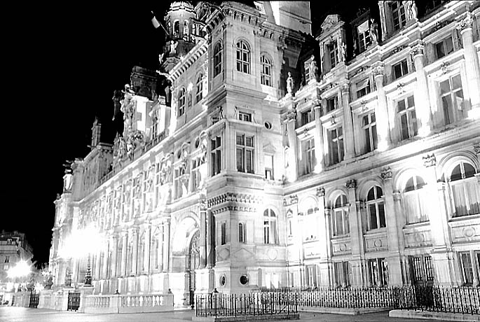 Paris photos in black and white at night - Htel de Ville