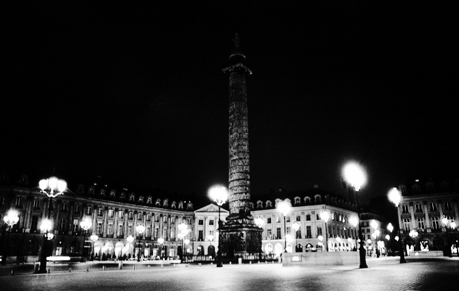 Paris photos in black and white at night - Place Vendôme