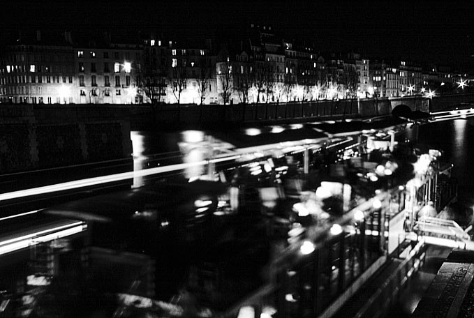 Paris photos in black and white at night - Seine - Quais