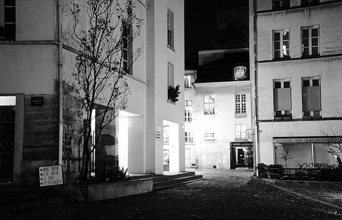 Paris photos in black and white at night - Village St. Paul
