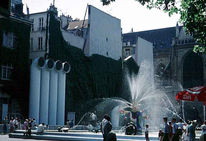 Paris photos -Beaubourg - Fountain