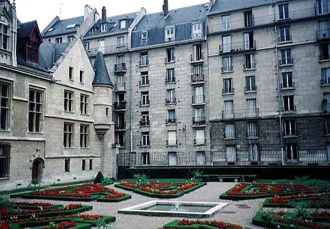 Paris photos - Marais - Garden of the Hôtel de Sens