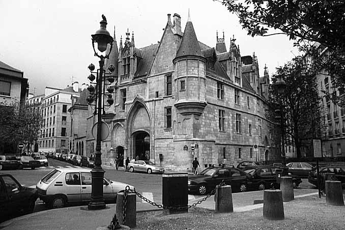 Paris photos in black and white - Marais - Htel de Sens